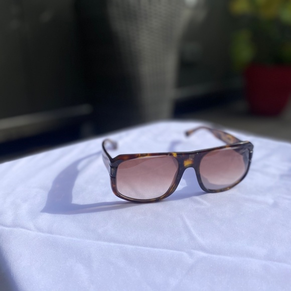 Louis Vuitton Limited HUNTINGTON Sunglasses. - Picture 2 of 7